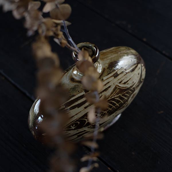 Iron glaze fish pattern flat jar