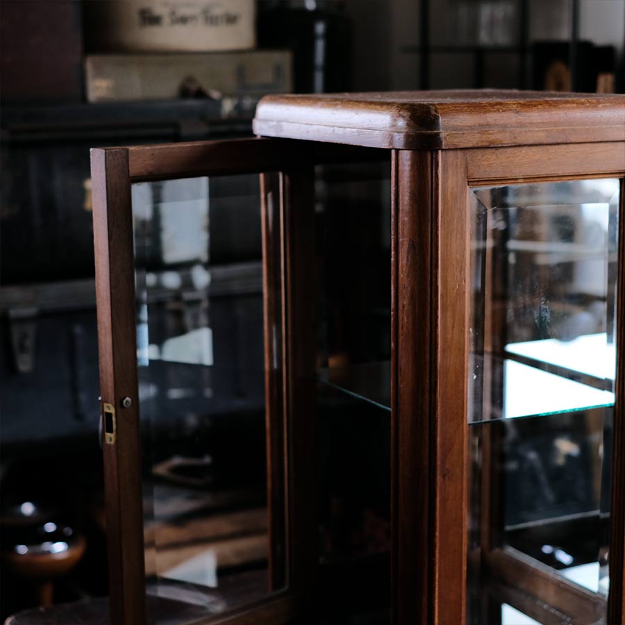 French jewelry store showcase (left-hand opening)