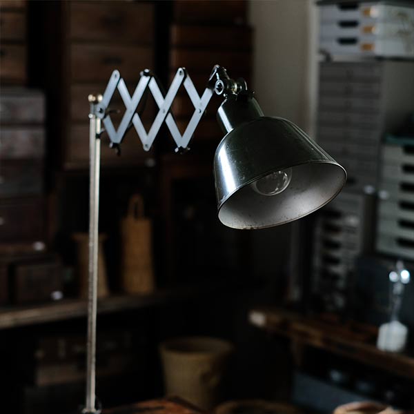 オリーブカラーのシザーランプ