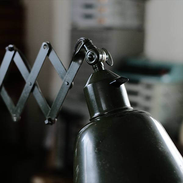 オリーブカラーのシザーランプ