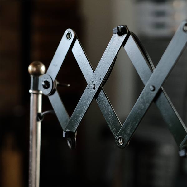 オリーブカラーのシザーランプ