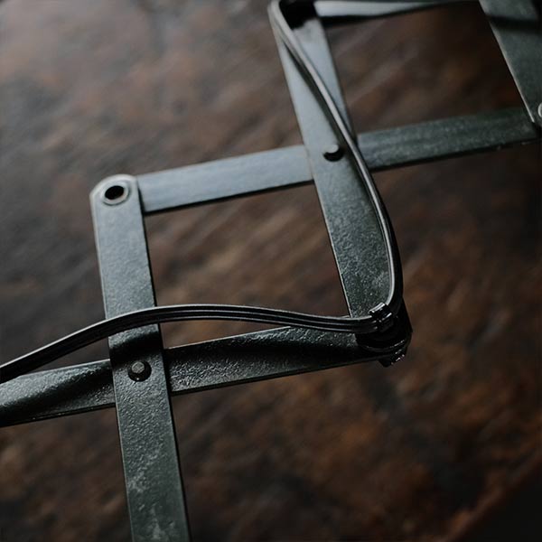 オリーブカラーのシザーランプ