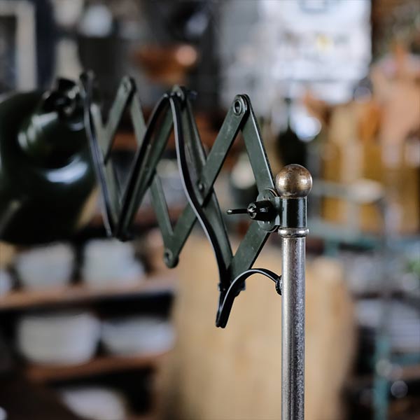 オリーブカラーのシザーランプ