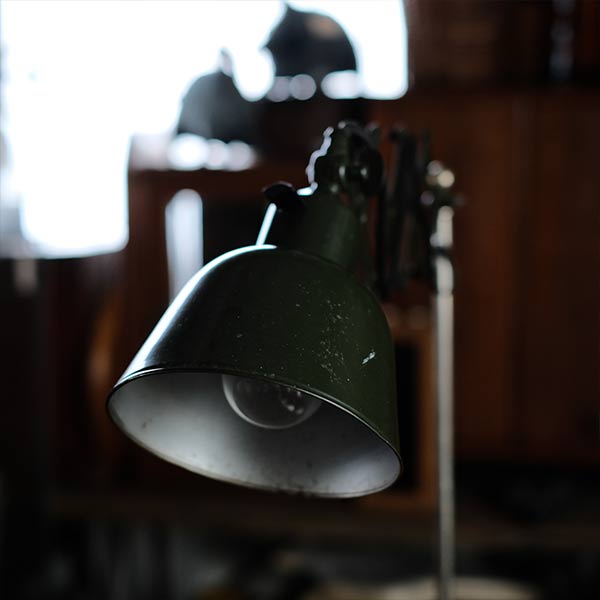 オリーブカラーのシザーランプ