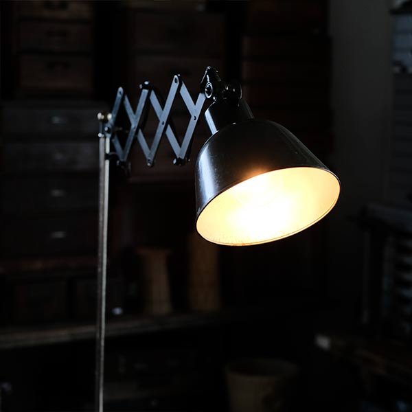 オリーブカラーのシザーランプ