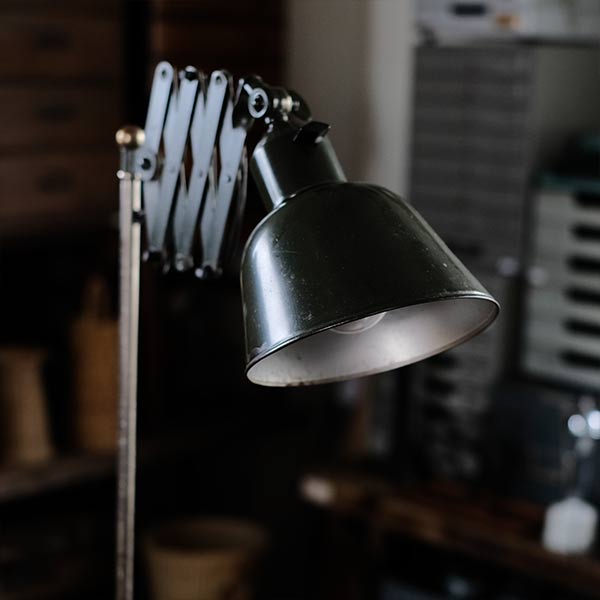 オリーブカラーのシザーランプ