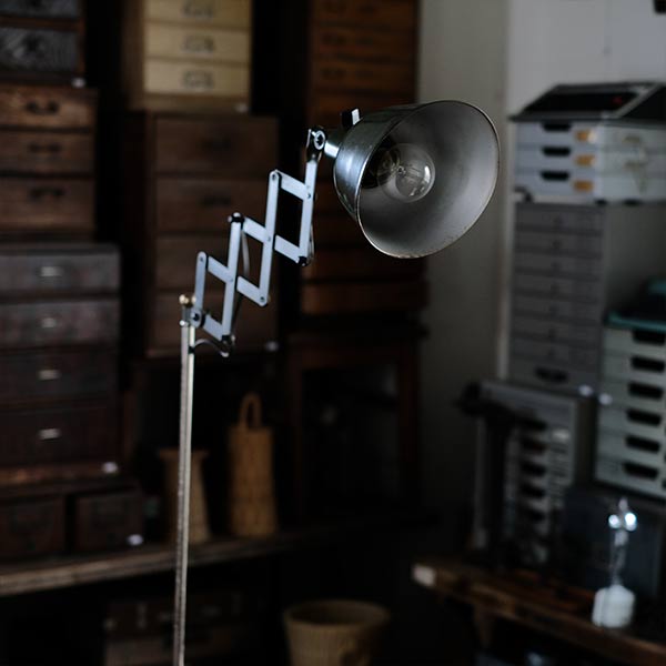 オリーブカラーのシザーランプ