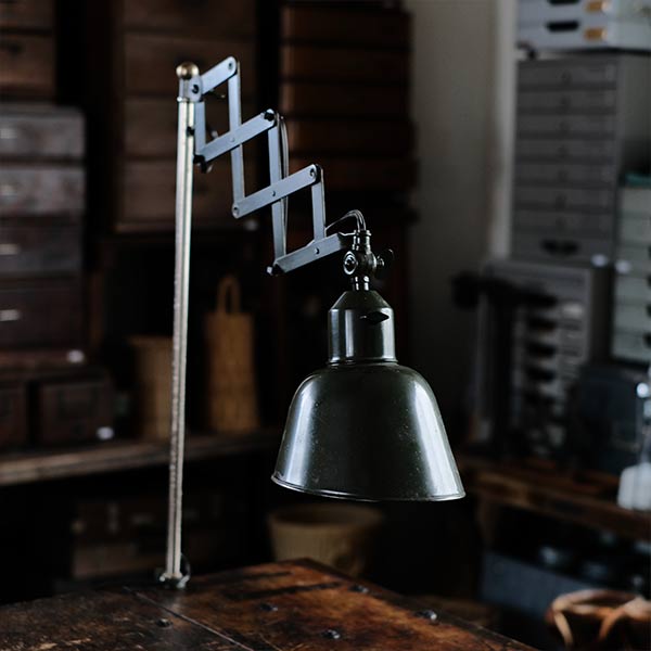 オリーブカラーのシザーランプ