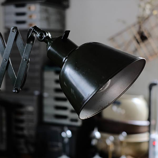 オリーブカラーのシザーランプ