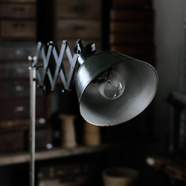 オリーブカラーのシザーランプ