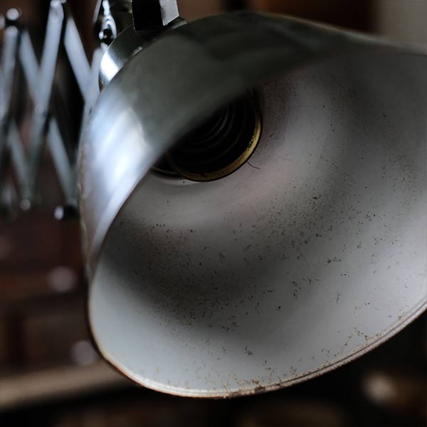 オリーブカラーのシザーランプ