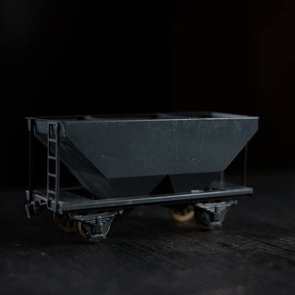Gravel transport vehicle