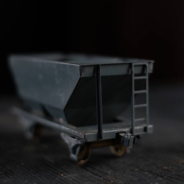 Gravel transport vehicle