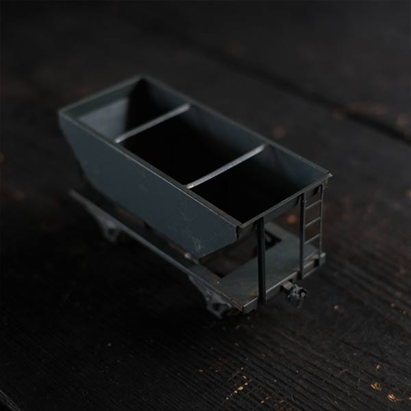 Gravel transport vehicle