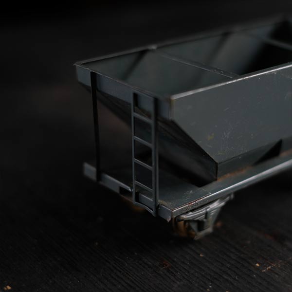 Gravel transport vehicle