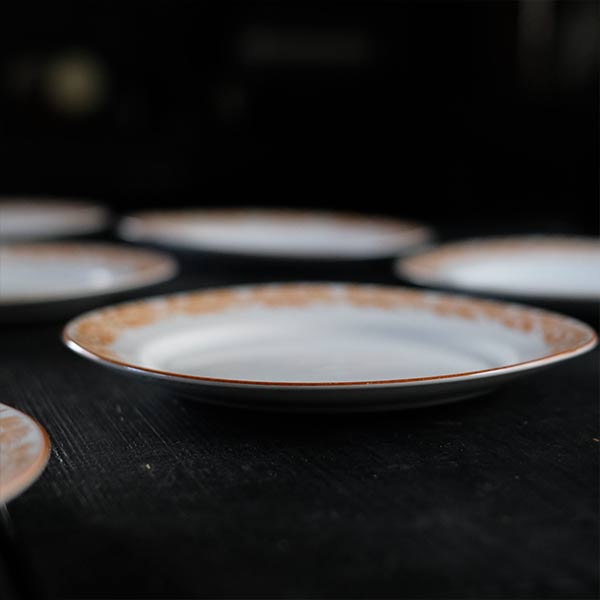 Imperial Ironstone (Japanese hardware) Plate with Grass Design, φ20cm
