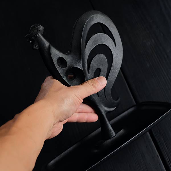 鉄製のニワトリのトレー