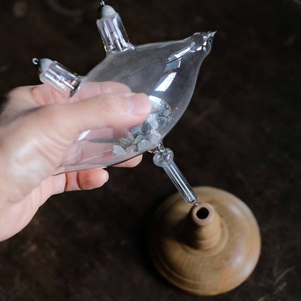 Experimental equipment that connects electrodes to do something