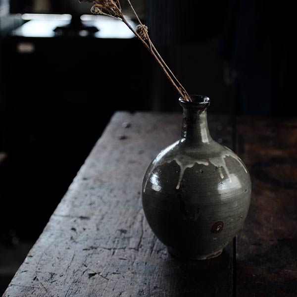 Karatsu Kuromuta Kiln Flowing Sake Bottle