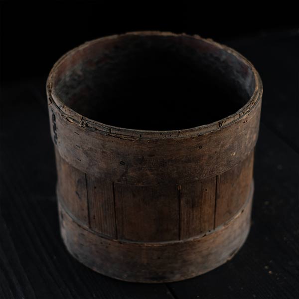 Large lacquer bucket