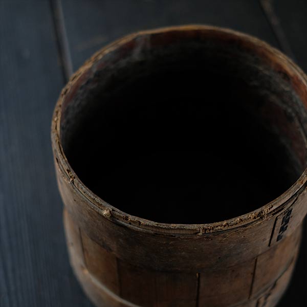 Large lacquer bucket