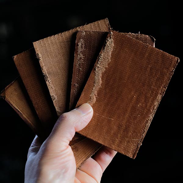 厚手の革の端切れ(バラ売り)