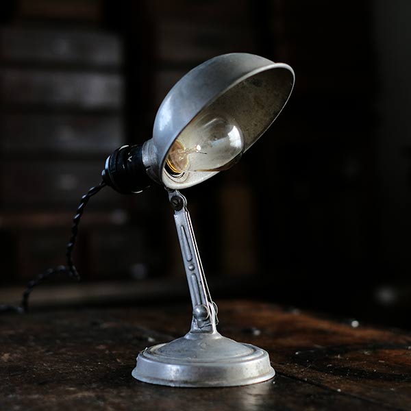 小ぶりなデスクランプ