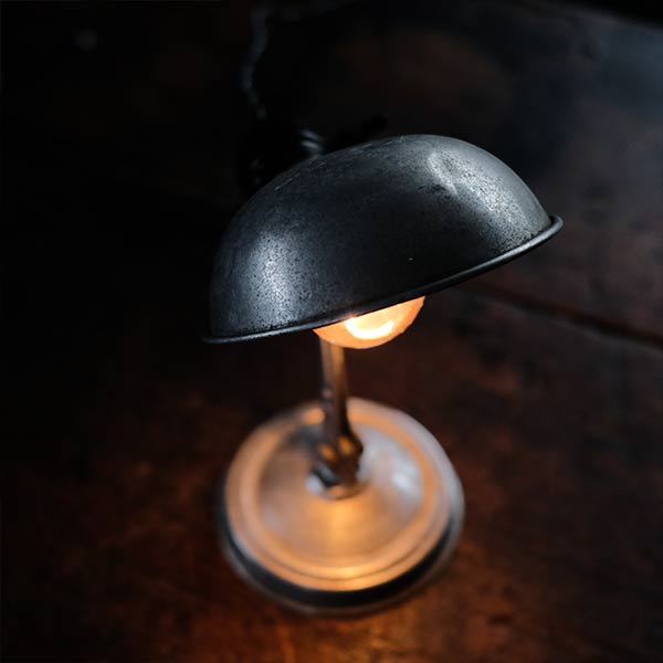 小ぶりなデスクランプ