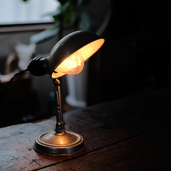 小ぶりなデスクランプ