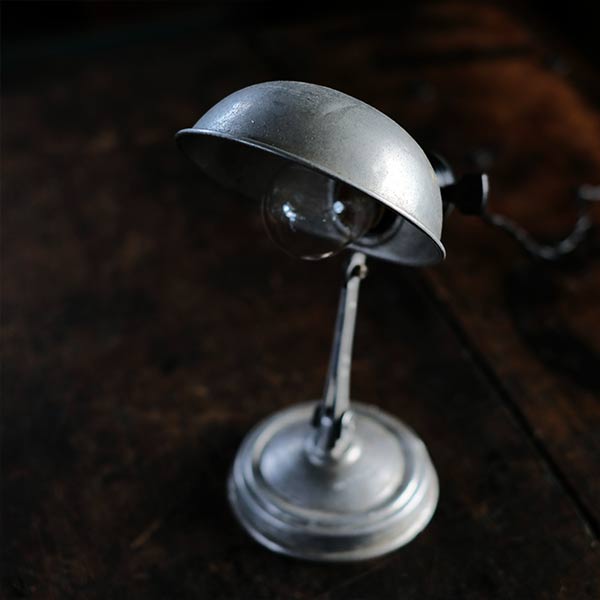 小ぶりなデスクランプ