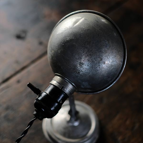 小ぶりなデスクランプ