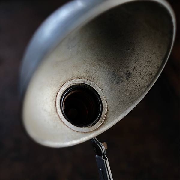 小ぶりなデスクランプ