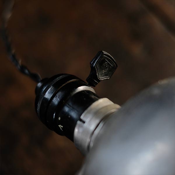 小ぶりなデスクランプ