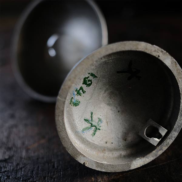 小ぶりなデスクランプ