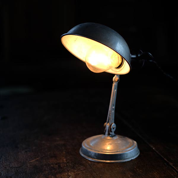 小ぶりなデスクランプ