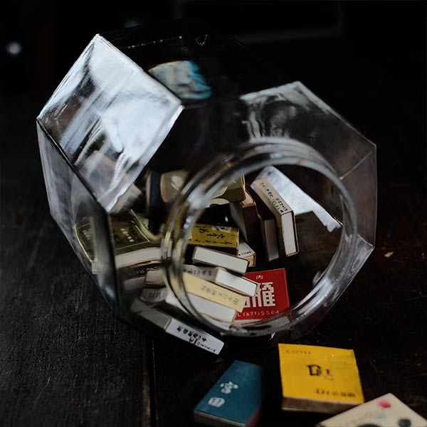 八角柱のガラス瓶