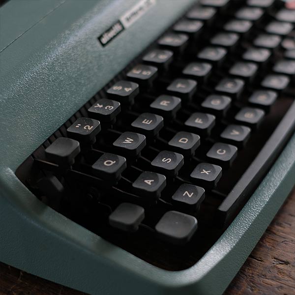 OLIVETTI ’Lettera 32’ タイプライター（英字）インクリボン交換済み