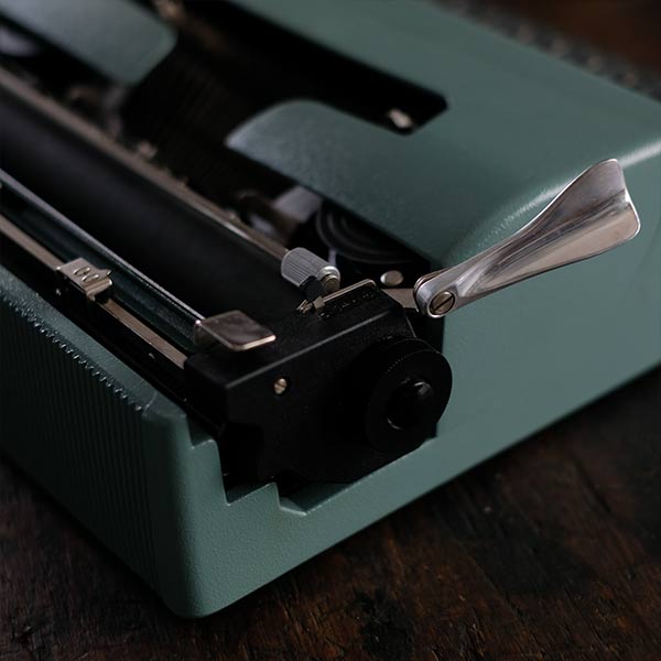 OLIVETTI ’Lettera 32’ タイプライター(英字)インクリボン交換済み