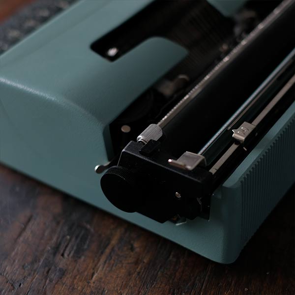 OLIVETTI ’Lettera 32’ タイプライター（英字）インクリボン交換済み