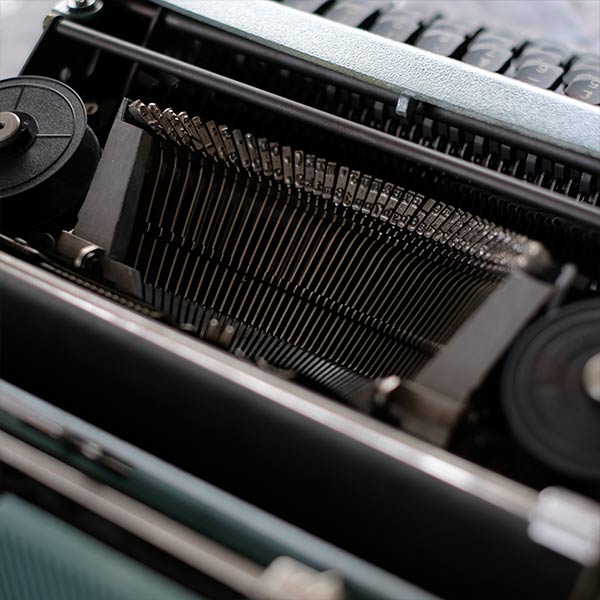 OLIVETTI ’Lettera 32’ タイプライター(英字)インクリボン交換済み