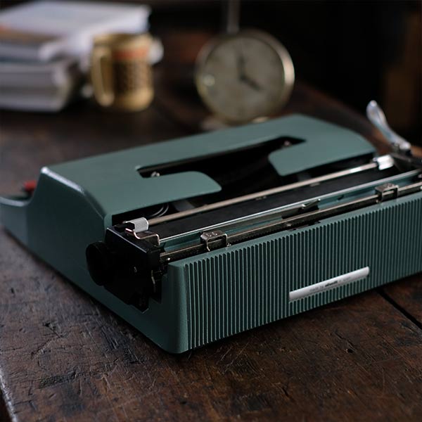OLIVETTI ’Lettera 32’ タイプライター(英字)インクリボン交換済み