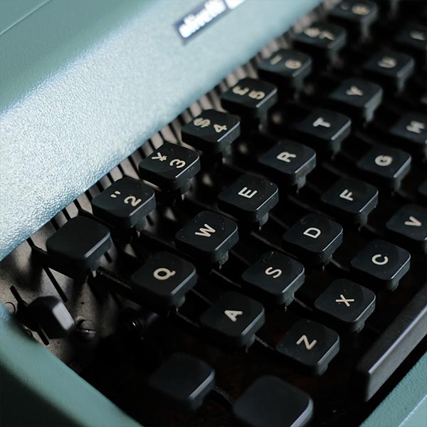 OLIVETTI ’Lettera 32’ タイプライター（英字）