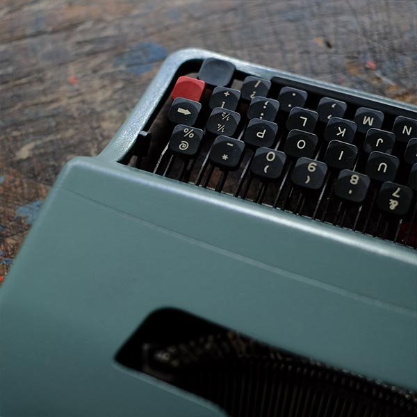 OLIVETTI ’Lettera 32’ タイプライター（英字）