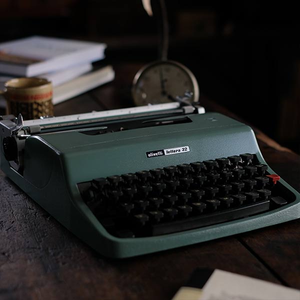 OLIVETTI ’Lettera 32’ タイプライター（英字）インクリボン交換済み 訳あり