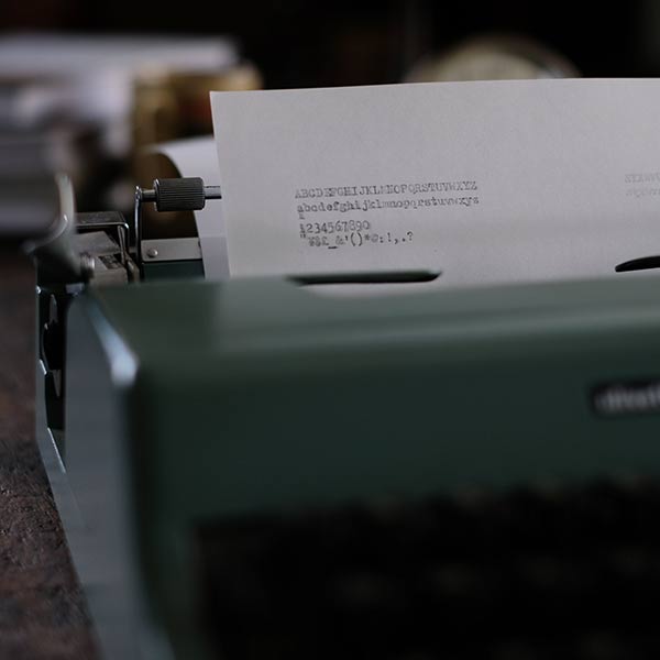 OLIVETTI ’Lettera 32’ タイプライター（英字）インクリボン交換済み 訳あり