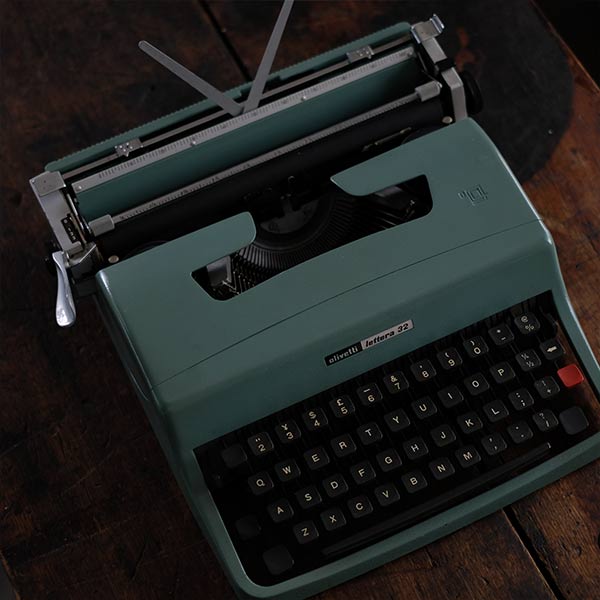 OLIVETTI ’Lettera 32’ タイプライター（英字）インクリボン交換済み 訳あり