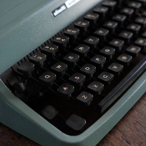 OLIVETTI Lettera 32 タイプライター インクリボン交換済み 訳あり