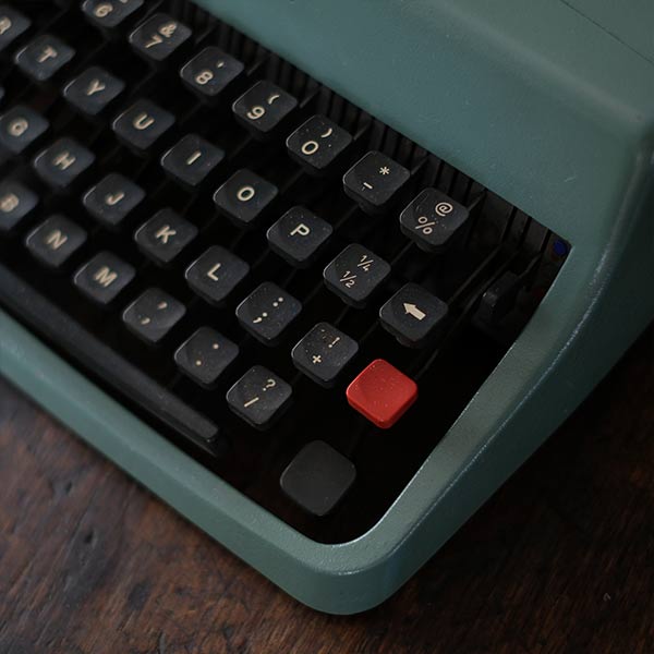 OLIVETTI ’Lettera 32’ タイプライター（英字）インクリボン交換済み 訳あり