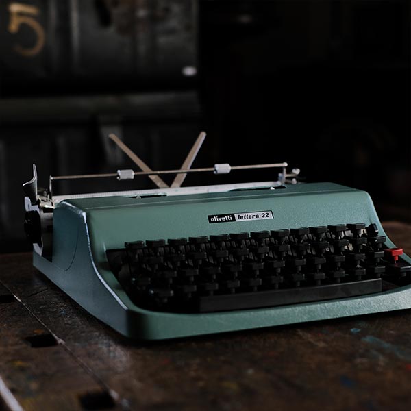 OLIVETTI ’Lettera 32’ タイプライター（英字）