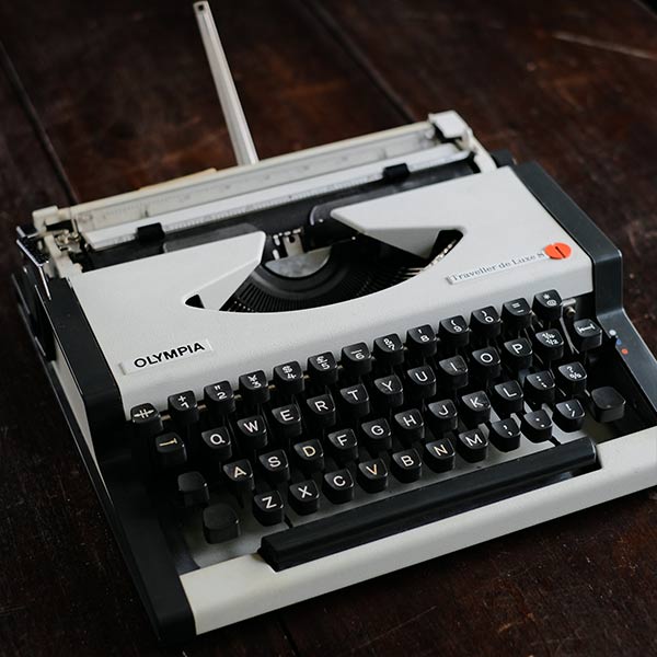 OLYMPIA Traveller de Luxe S Typewriter